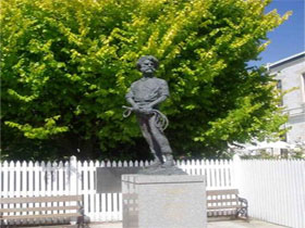 Alexander Cameron Statue - Gold Coast Attractions 0