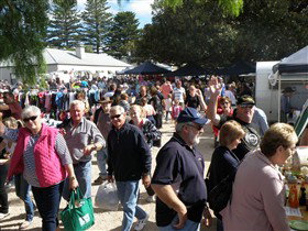 Stansbury Seaside Markets - Gold Coast Attractions 0