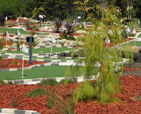 18 Hole Mini Golf - Club Husky - Gold Coast Attractions 0