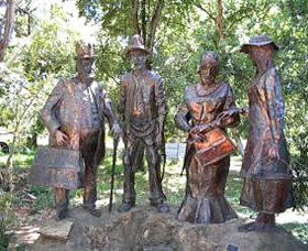 Dad, Dave, Mum And Mabel - Gold Coast Attractions 1