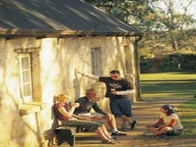 Overland Corner Hotel - Gold Coast Attractions 0