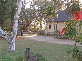 Overland Corner Hotel - Gold Coast Attractions 1