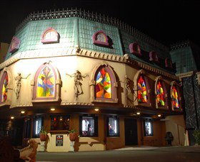 Draculas Cabaret Restaurant - Gold Coast Attractions 0