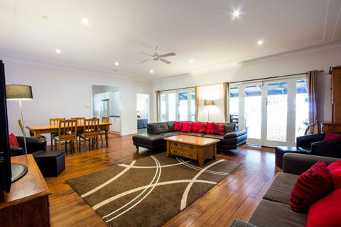 The Retreat Port Stephens - Gold Coast Attractions 0