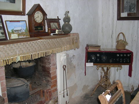 Early Settlers Cottage (Solly's Hut) - Gold Coast Attractions 1