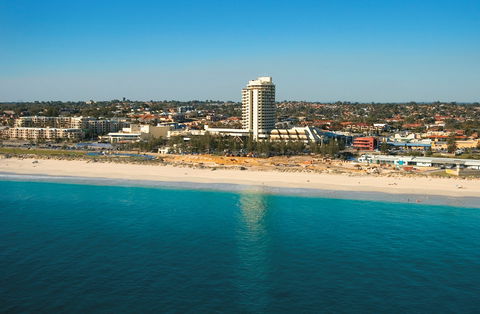 Scarborough Beach - Gold Coast Attractions 0