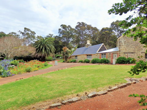 Strawberry Hill - Gold Coast Attractions 0