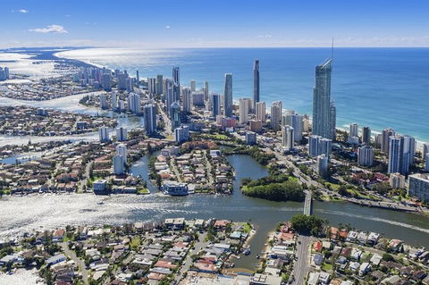 Gold Coast Airport Transfers : Airport OOL To Gold Coast City In Luxury Car - Gold Coast Attractions 4