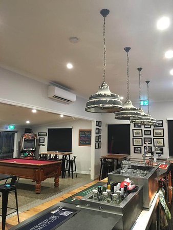 Hearn's Meredith Hotel - Gold Coast Attractions 0