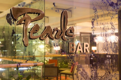 Pearl's Bar - Gold Coast Attractions 0