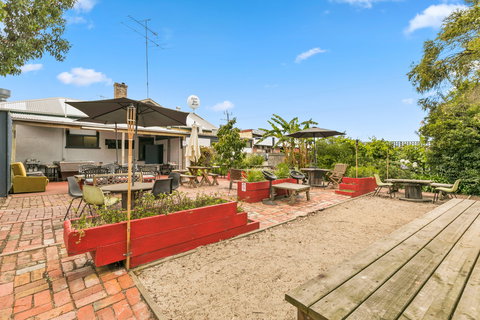 Archies Couch - Gold Coast Attractions 0