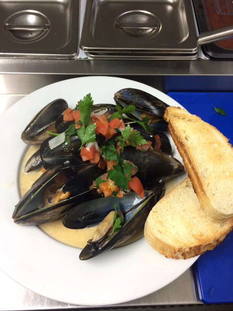 The Little Mussel Cafe - Gold Coast Attractions 0