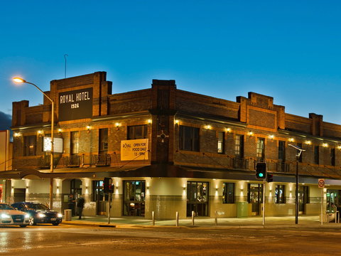Royal Hotel Queanbeyan - Gold Coast Attractions 0
