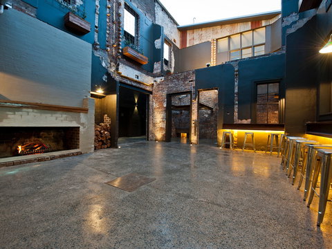 Royal Hotel Queanbeyan - Gold Coast Attractions 2