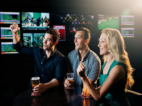 Steelers Leagues Club - Gold Coast Attractions 1