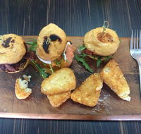 The Golden Fleece Hotel - Gold Coast Attractions