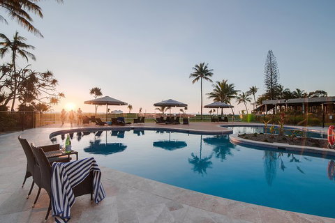 Tangalooma Island Resort Whale Watching Day Cruise With Dolphin Feeding - Gold Coast Attractions 4